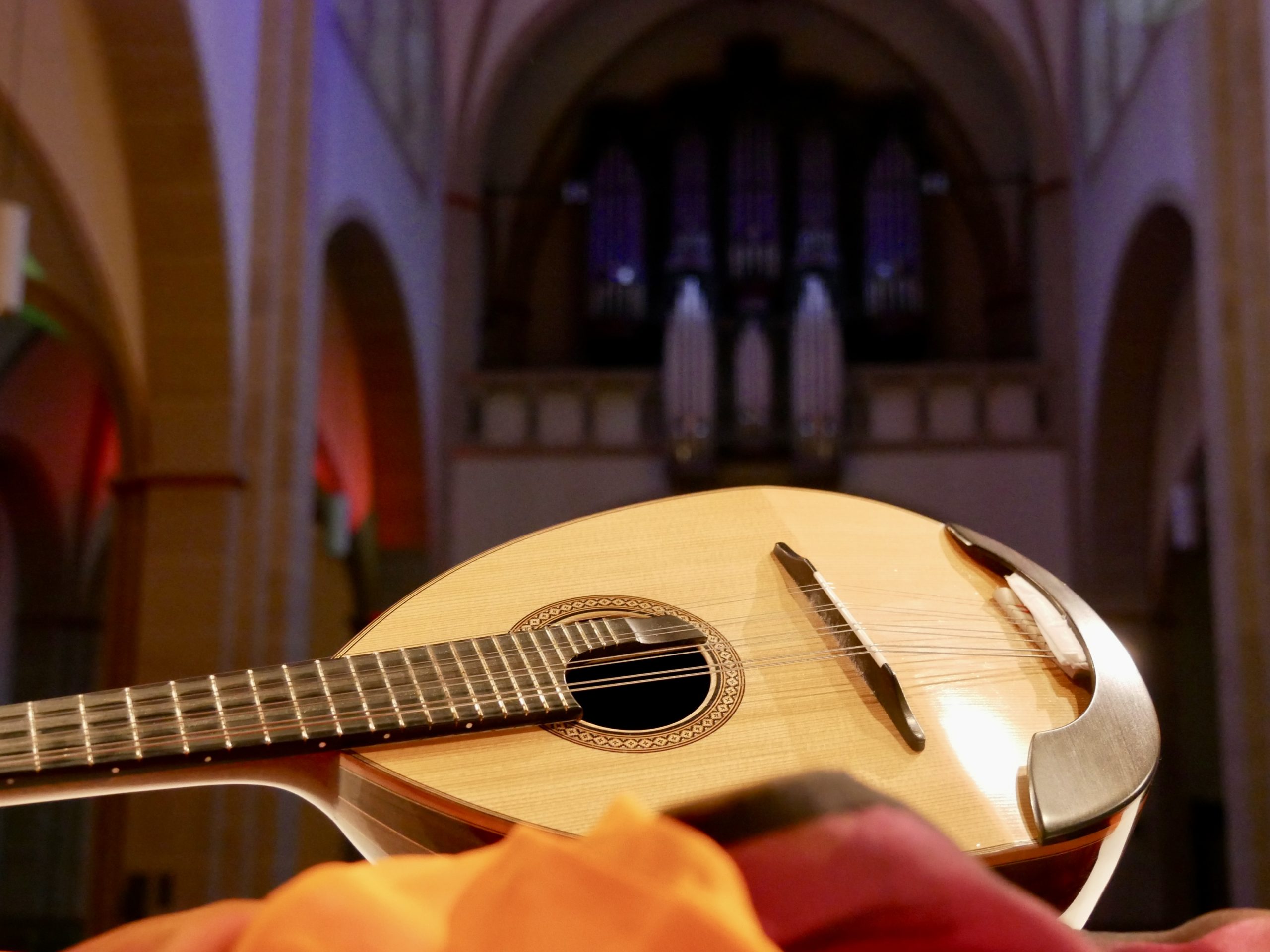 Marias Mandoline auf dem Altar der Pankratiuskirche Gütersloh